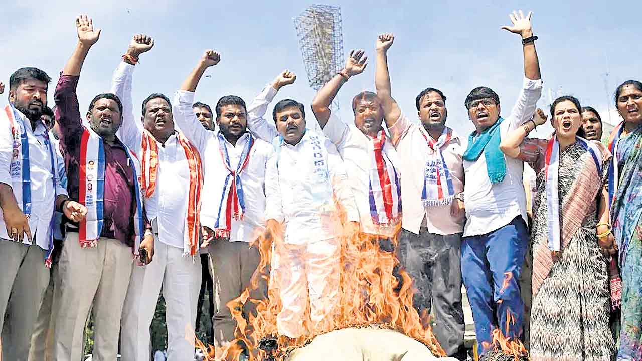 హక్కుల కోసం బీసీలు పిడికిలి బిగించాలి