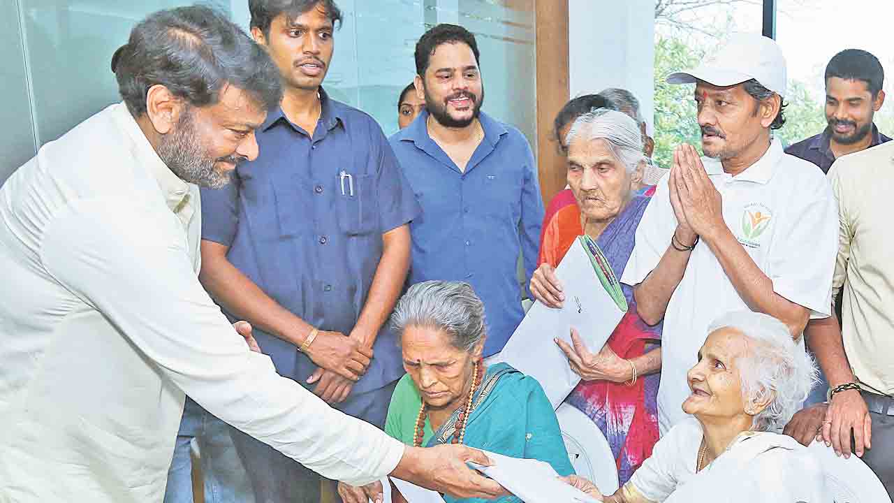 స్వచ్ఛంద సంస్థలకు 10 లక్షల విరాళం