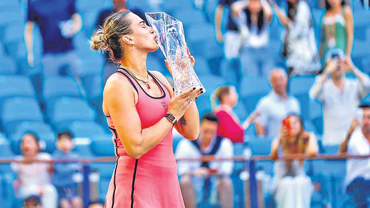 సబలెంకా సన్‌షైన్‌ డబుల్‌.. మియామి ఓపెన్‌ టైటిల్‌ కైవసం