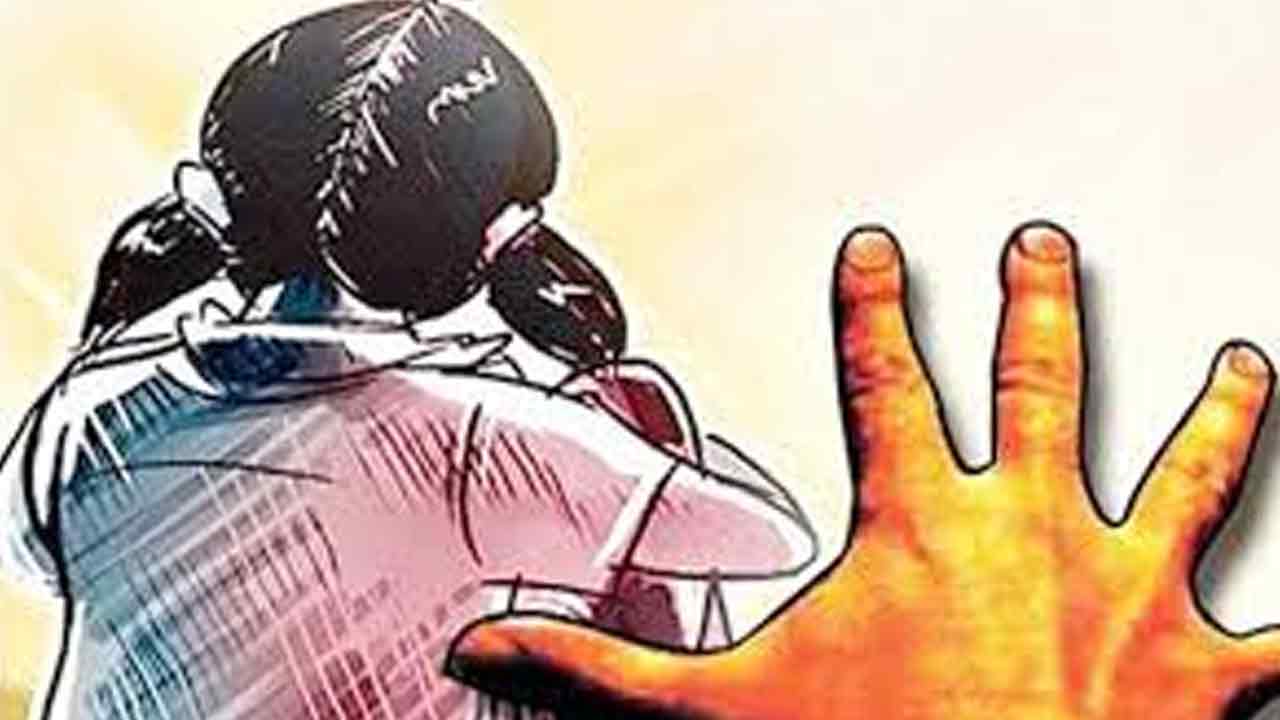 చాక్లెట్‌ ఆశ చూపించి చిన్నారిపై హత్యాచారం