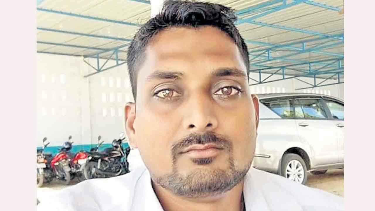 ఉపాధి కరువై ఆటోడ్రైవర్‌ ఆత్మహత్య