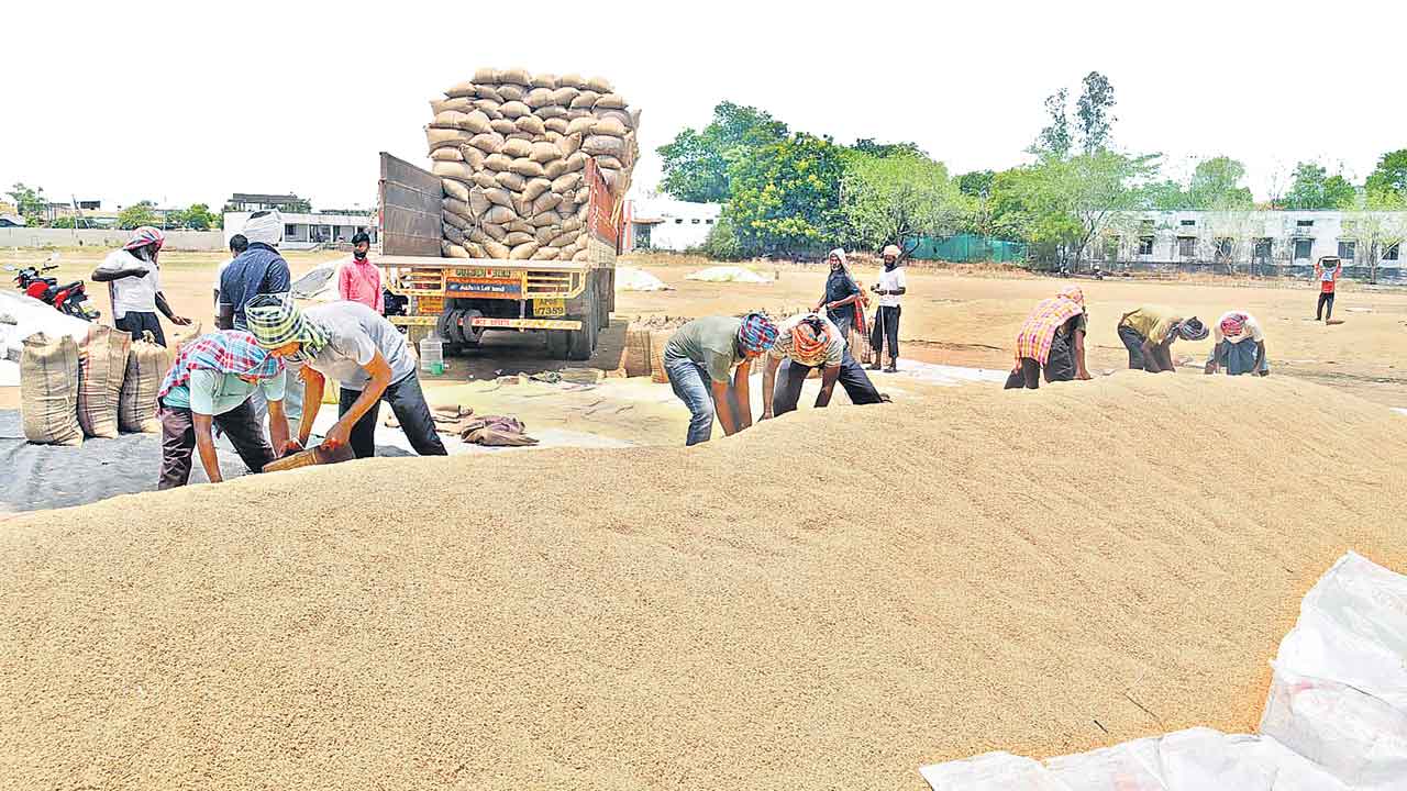 ధాన్యం దోపిడి.. షురూ! కల్లాల్లో వాలిపోతున్న ప్రైవేటు వర్తకులు