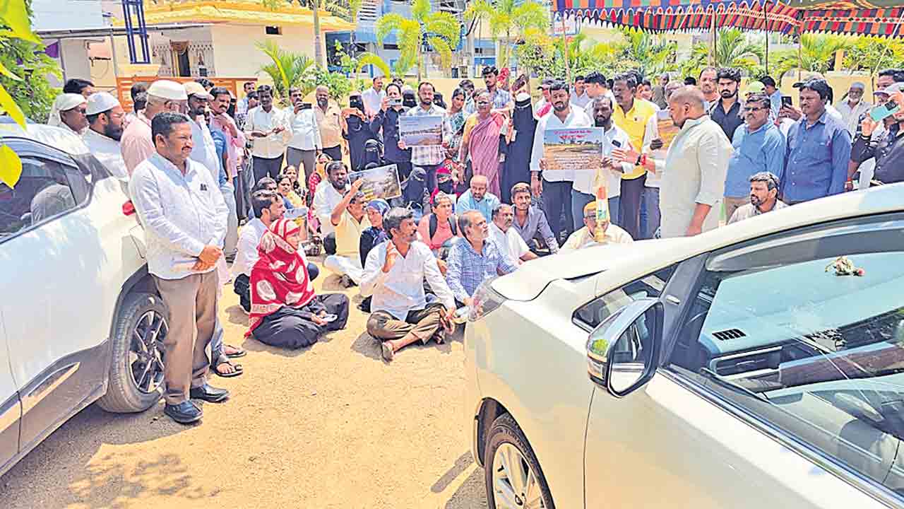 భూమికి భూమి.. ప్లాట్‌కు ప్ల్ల్లాట్‌ ఇవ్వాలి