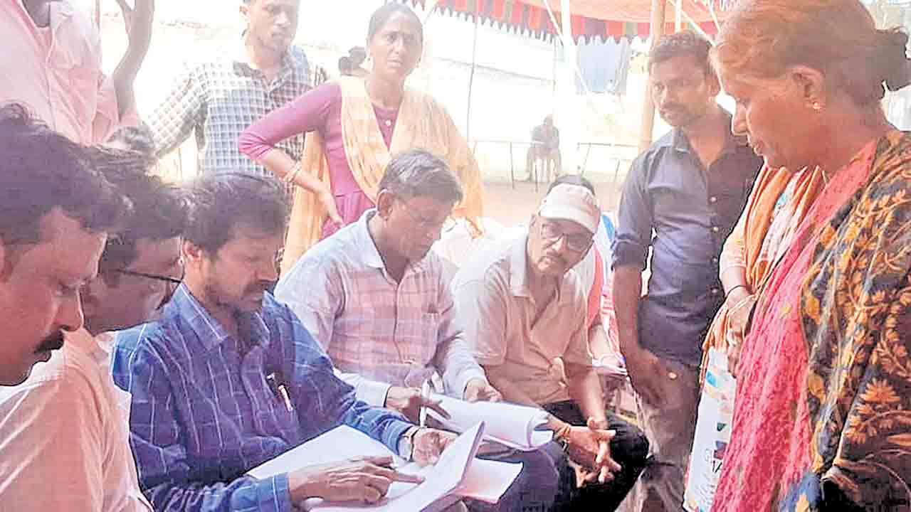 వెలుగుమట్ల ఘటనపై పౌర హక్కుల సంఘం ఆరా