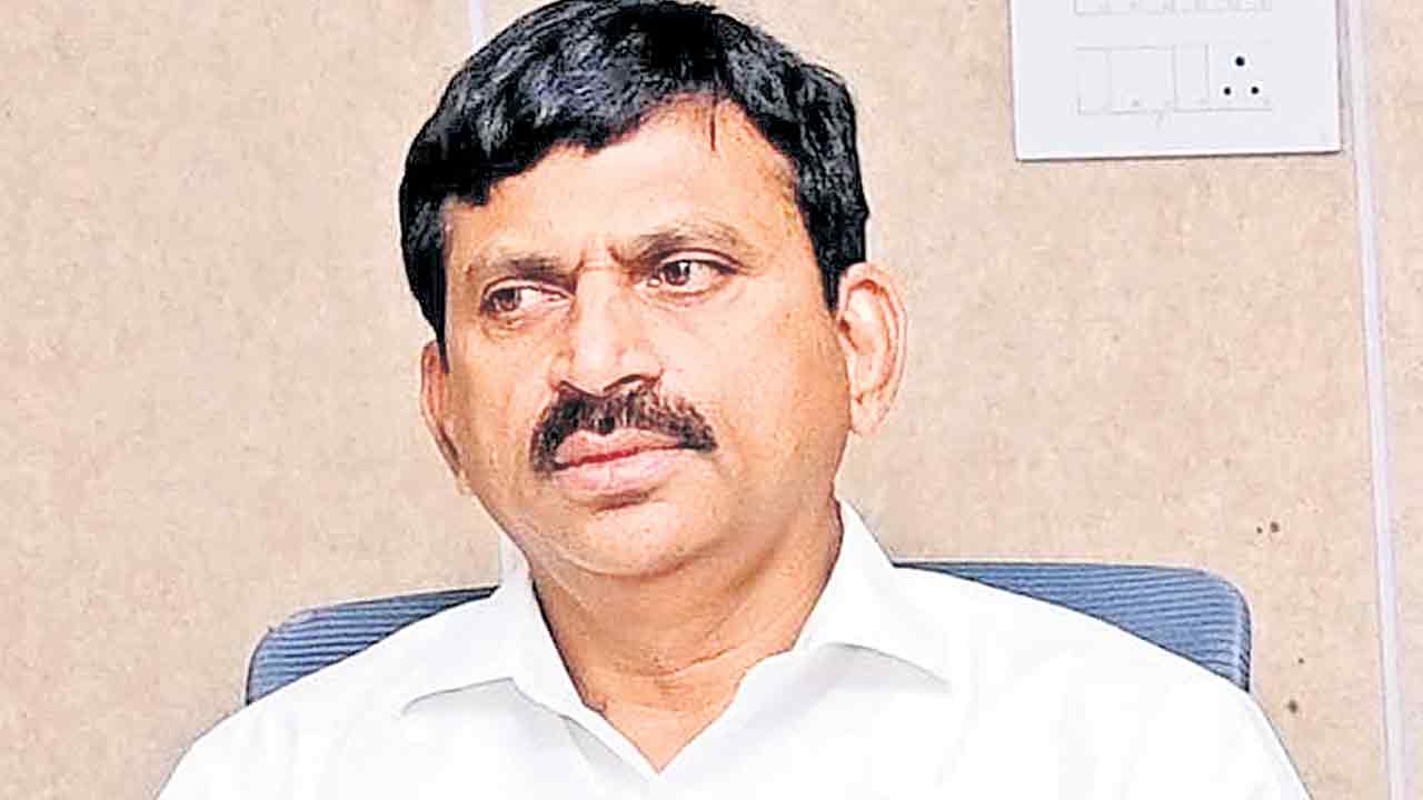 ఒకే గొడుగు కిందికి మూడు విభాగాలు