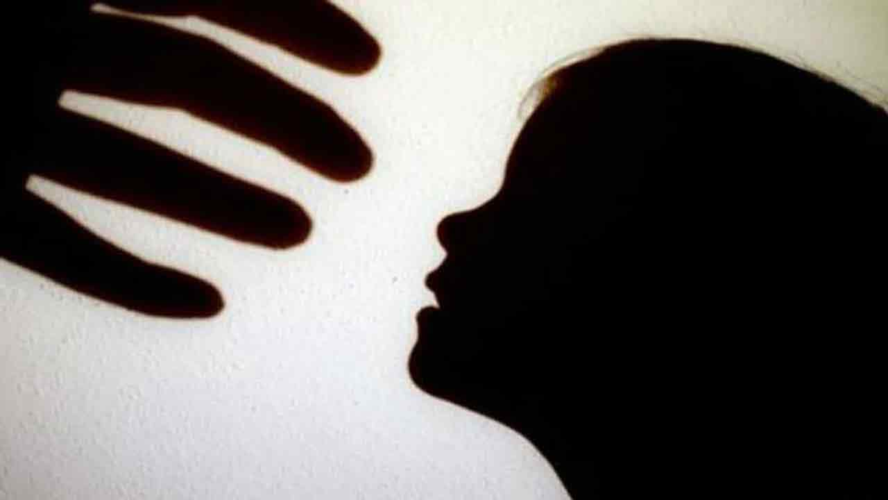 విద్యార్థినిపై వార్డెన్‌ లైంగికదాడి