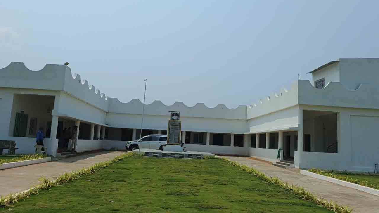 తొలి వర్సిటీ తడబాటు