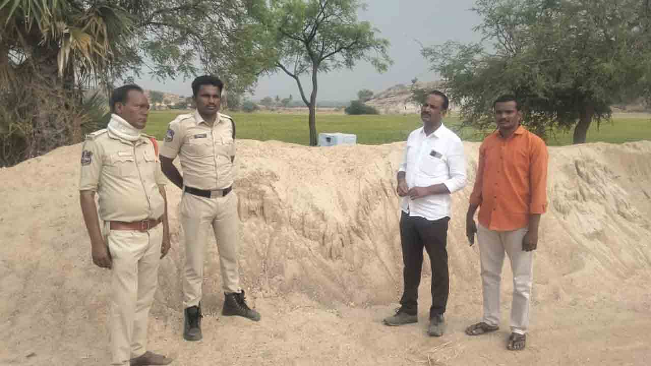 అధికారుల దాడుల్లో 40 ట్రాక్టర్ల ఇసుక సీజ్‌