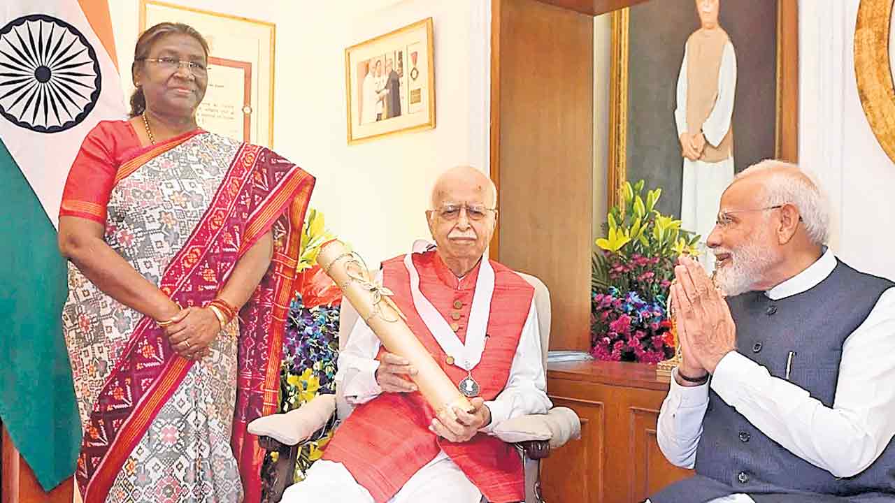 రాష్ట్రపతిని అవమానించింది మీరే!