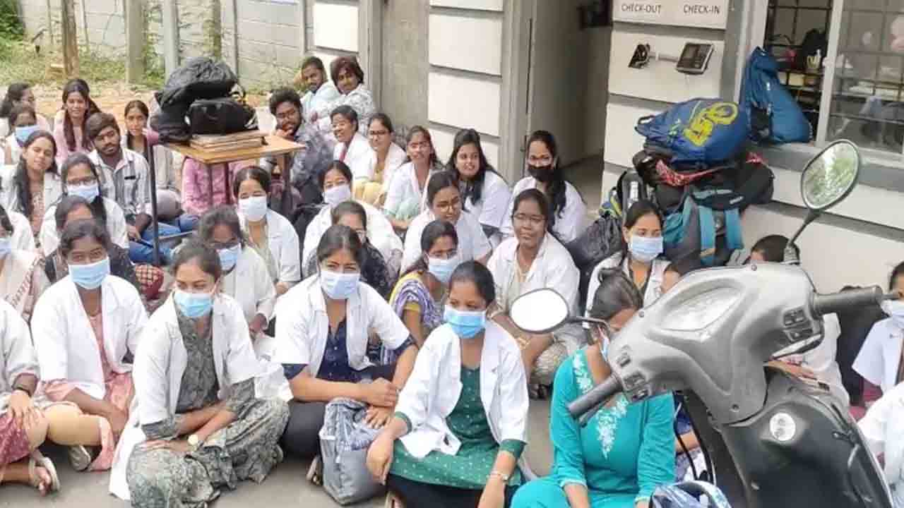 ప్రైవేట్‌ మెడికల్‌ కళాశాలల్లో శ్రమ దోపిడీ : ఎస్‌ఎఫ్‌ఐ