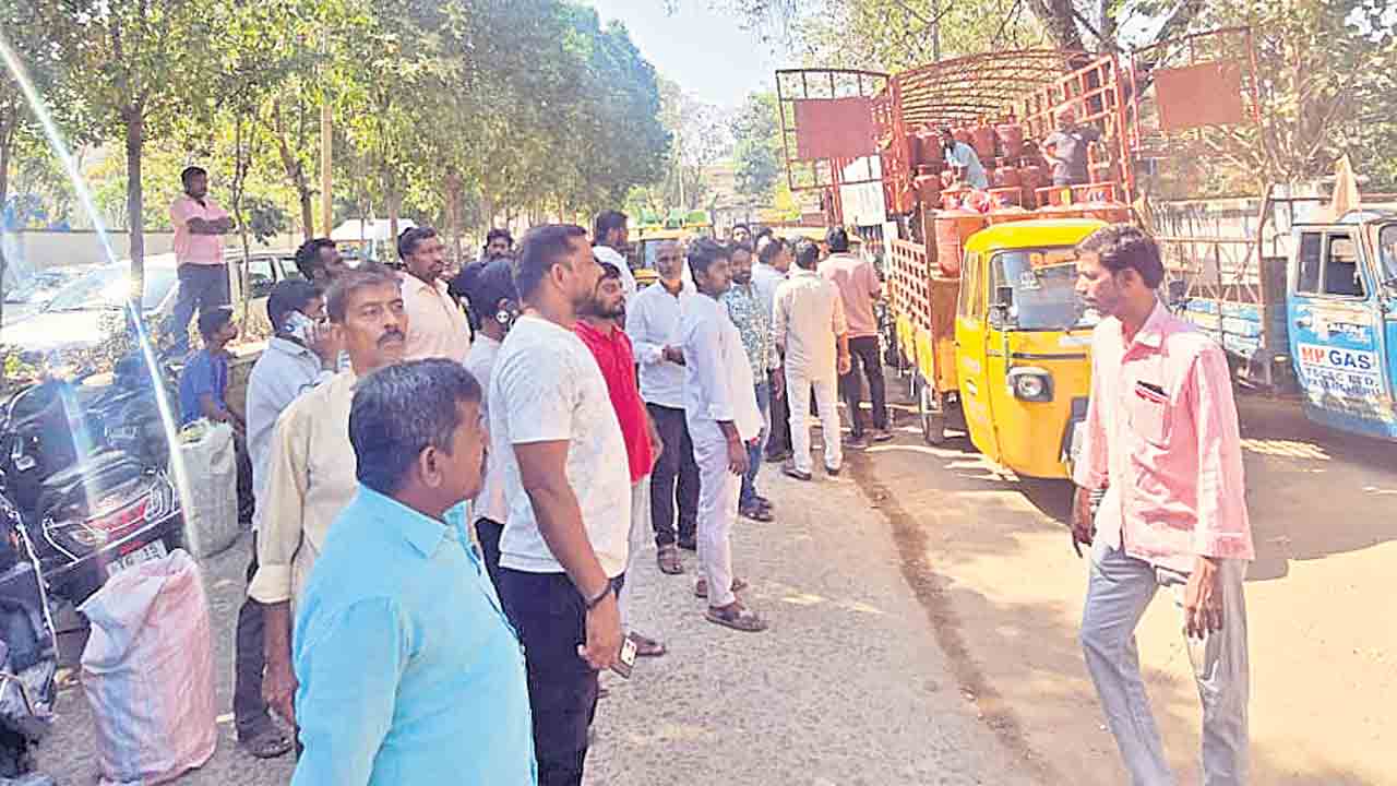 గ్యాస్‌ గోదాం ఎదుట ఆందోళన