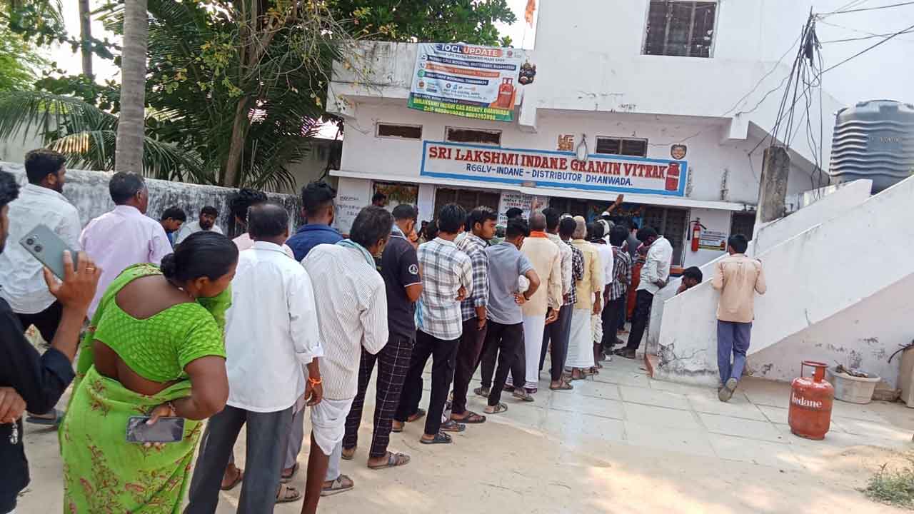 గ్యాస్‌ తిప్పలు.. సిలిండర్ల కోసం ఏజెన్సీల వద్ద పడిగాపులు