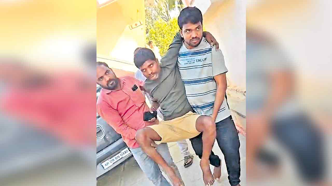 సీఎం రేవంత్‌ ఇలాకాలో కాంగ్రెస్‌ గూండాగిరీ!