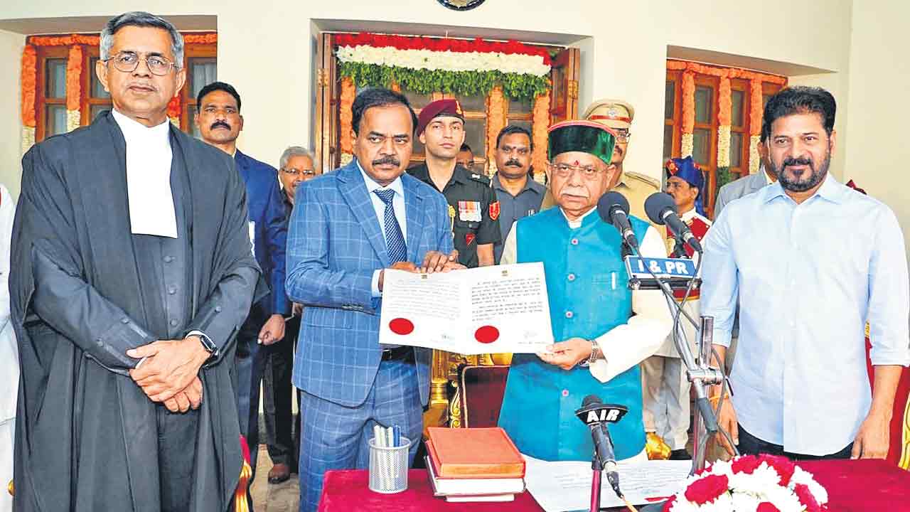 తెలంగాణ గవర్నర్‌గా శివప్రతాప్‌ శుక్లా ప్రమాణం