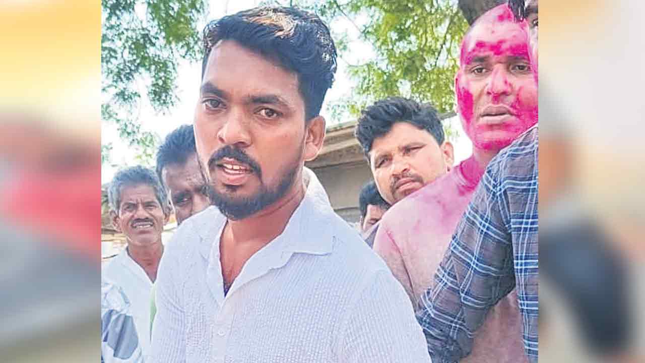 ‘మీరు బీఆర్‌ఎస్‌ వాళ్లారా’ అంటూ సీఐ కొట్టారు