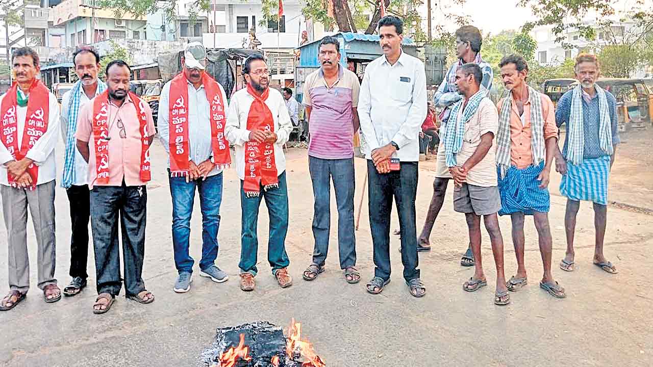 పేదల ఇండ్ల కూల్చివేతకు సీఎం, ముగ్గురు మంత్రులదే బాధ్యత