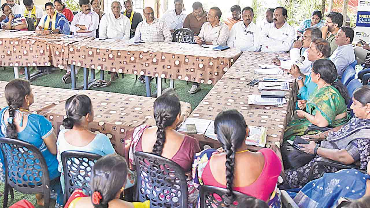 బస్తీల జోలికొస్తే ఉద్యమిస్తాం