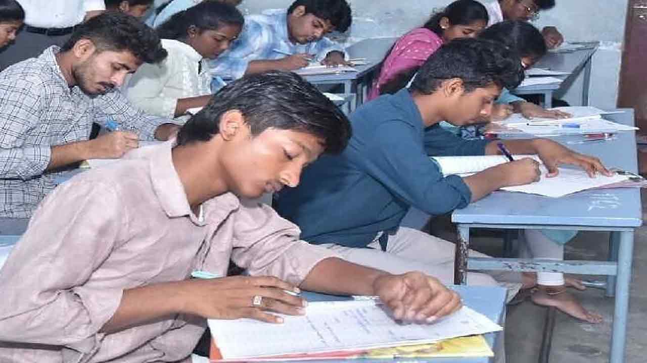 ఫలితాలు ప్రకటించకుండానే ఫీజుల స్వీకరణ