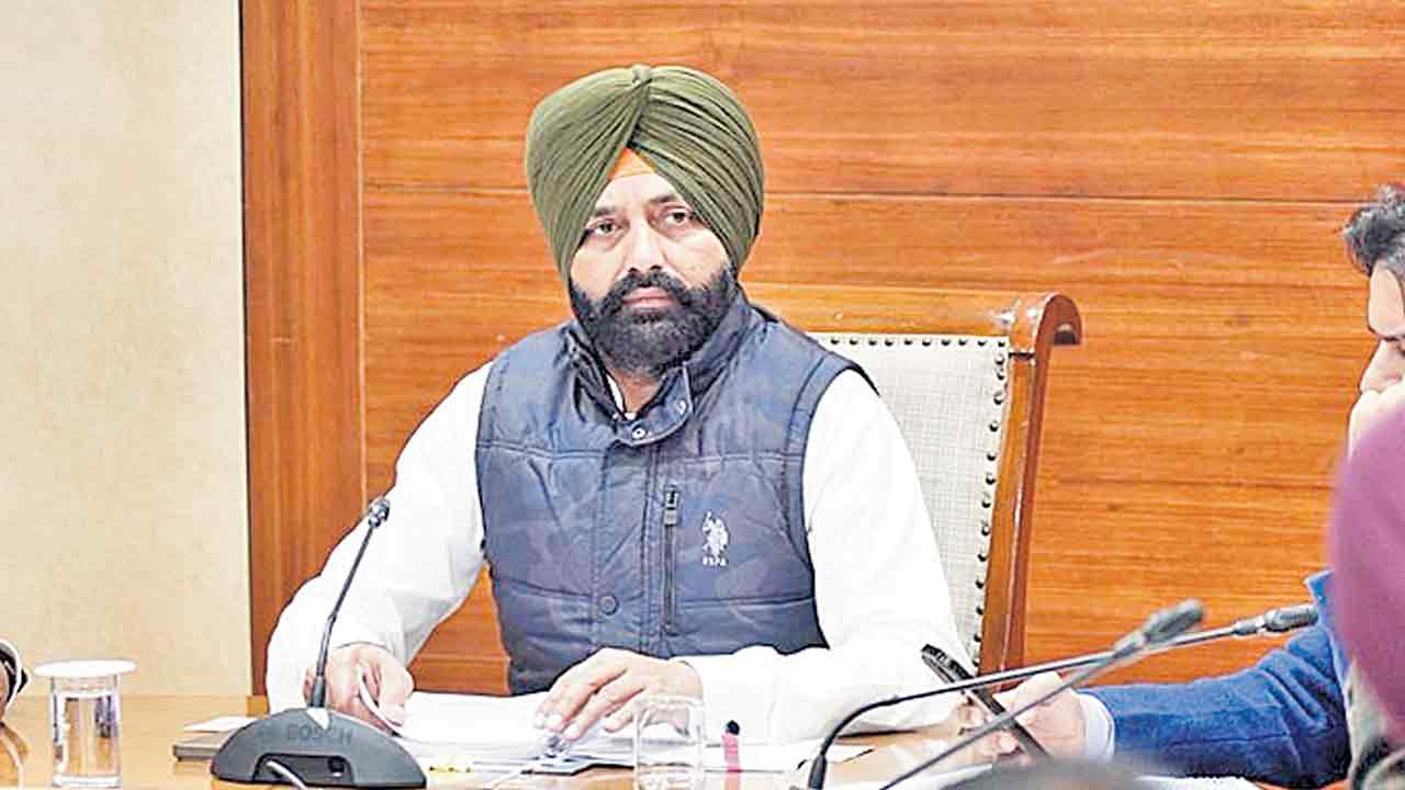 మంత్రి వేధింపులతో అధికారి ఆత్మహత్య!