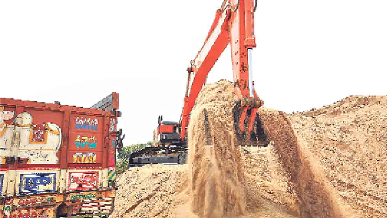 పెద్ద వాగులో ఇసుక బకాసురులు!