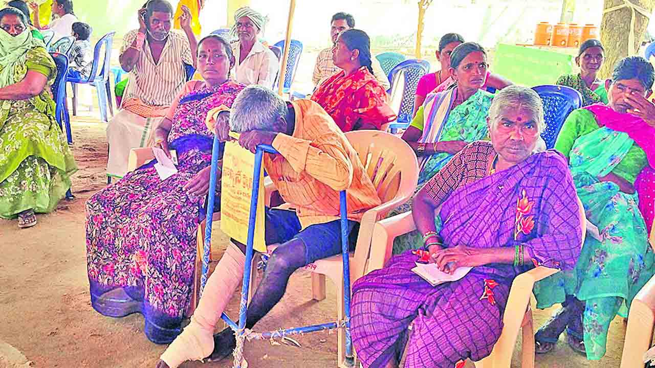 ఆర్భాటం.. హడావుడి..