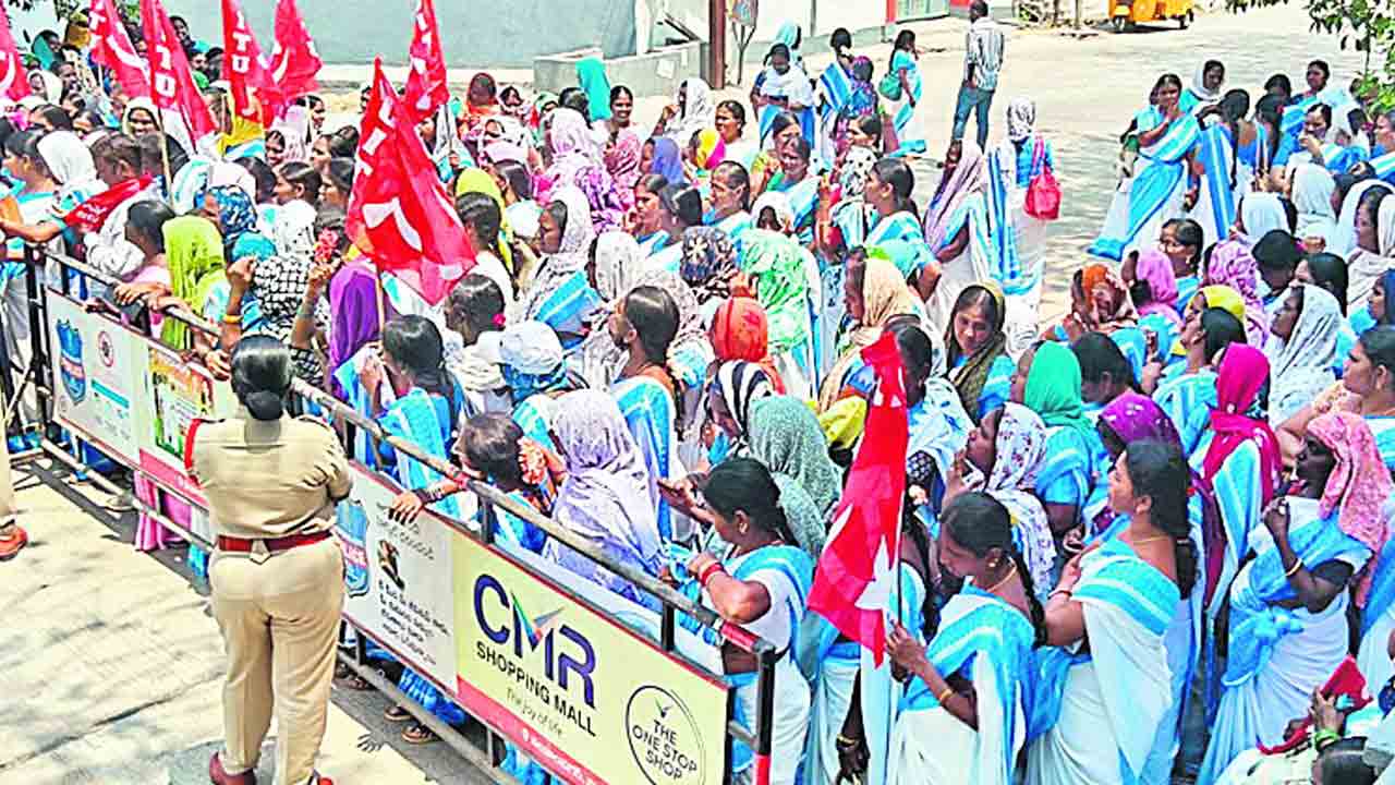 కదంతొక్కిన ఆశ వర్కర్లు