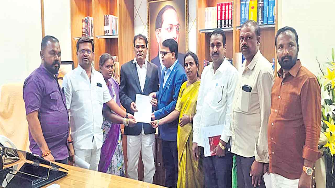 జనగామ కలెక్టర్‌పై ఎస్సీ, ఎస్టీ కమిషన్‌కు ఫిర్యాదు