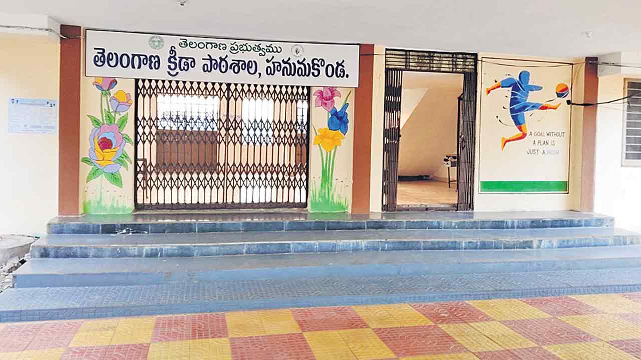 Warangal Sports School | ఉత్తుత్తి స్పోర్ట్స్‌ స్కూల్‌.. టీచర్లు లేరు, ట్రైనర్లు కానరారు!