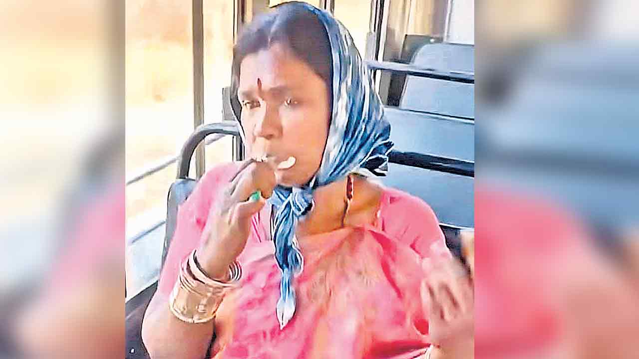 Free Bus | ఫ్రీ బస్సులో పండ్లు తోమిన మహిళ.. సోషల్‌ మీడియాలో వీడియో వైరల్‌