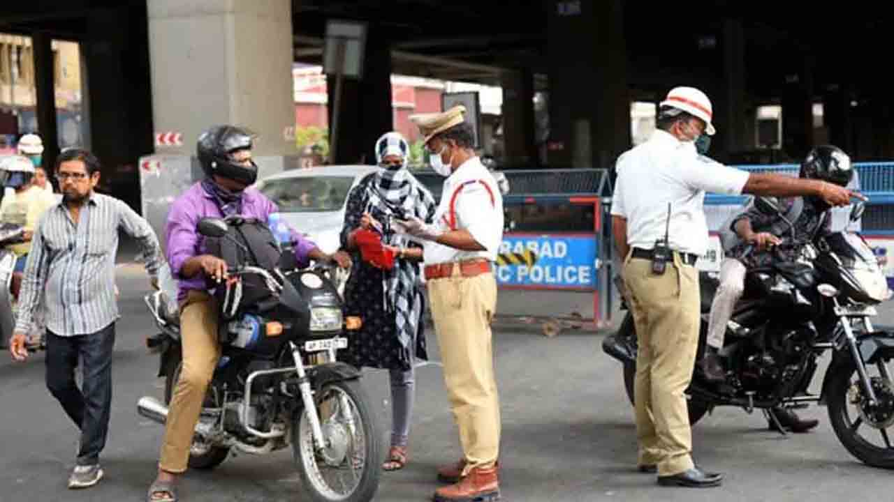 డ్రైవింగ్‌ లైసెన్స్‌ లేని వారిపై పోలీసుల కొరడా!