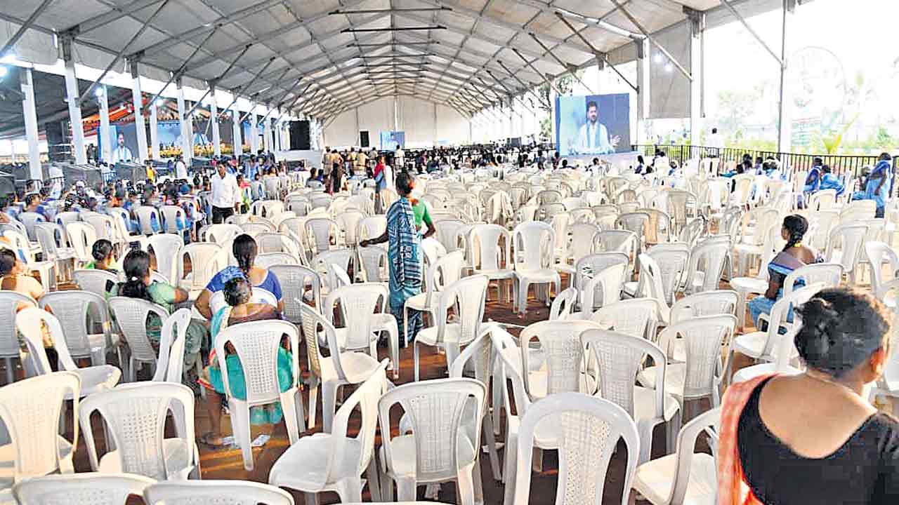 Revanth Reddy | సీఎం సభలో ఖాళీ కుర్చీలు.. రేవంత్ రెడ్డి మీటింగ్‌కు బయట నుంచే జనం..