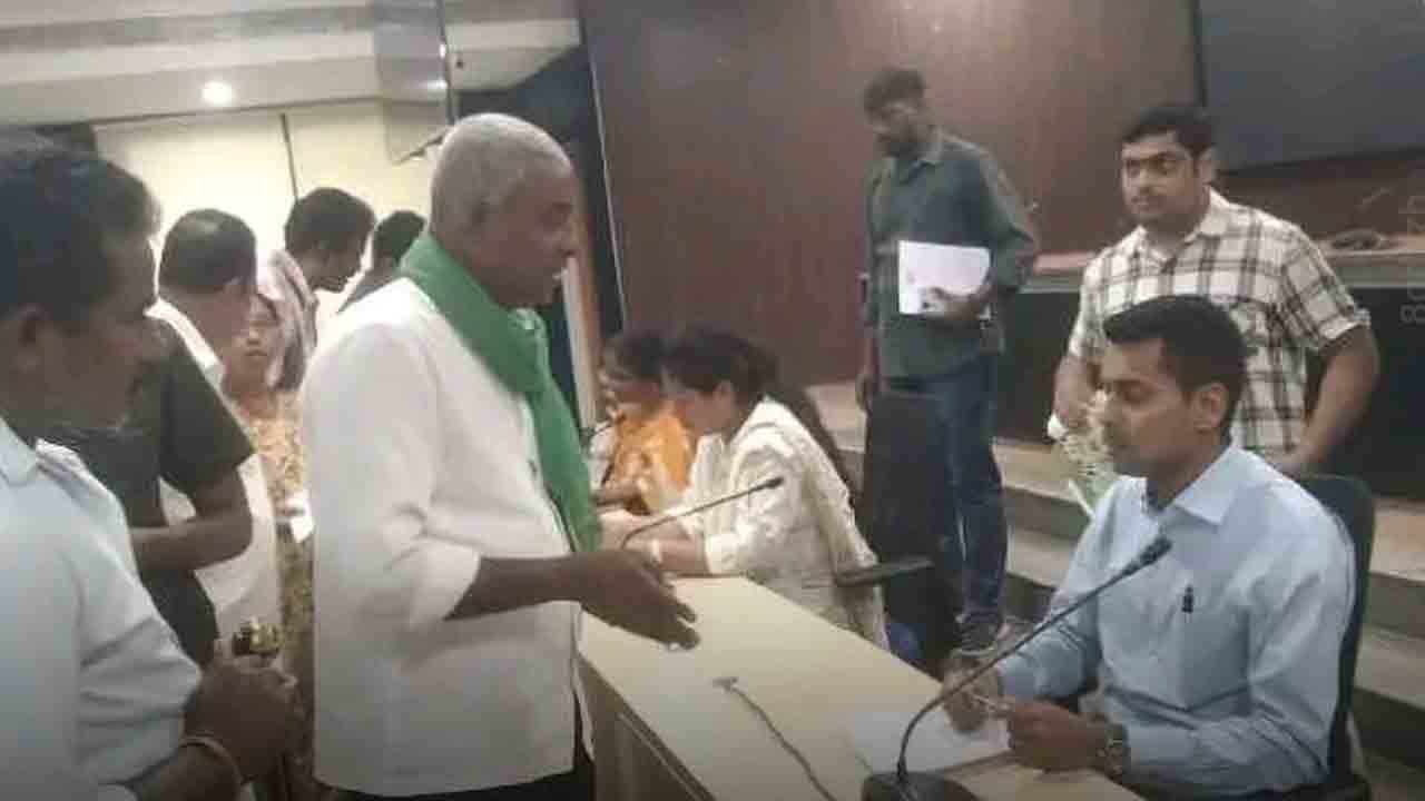 మక్కల కొనుగోలు కేంద్రాలు ఏర్పాటు చేయండి