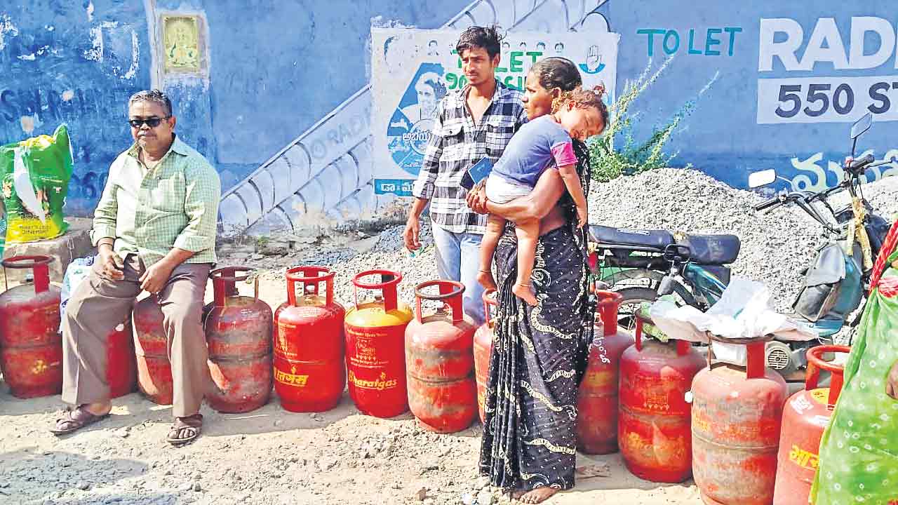 LPG Gas Shortage | గ్యాస్ కొరత ఎఫెక్ట్‌తో ఫుడ్ ఇండస్ట్రీ షట్‌డౌన్.. మళ్లీ లాక్‌డౌన్ నాటి దుస్థితి