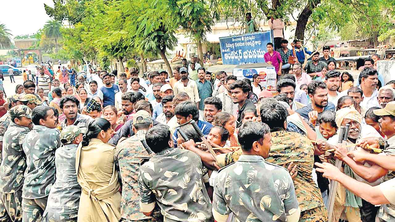 వెలుగుమట్ల నిర్వాసితులపై లాఠీచార్జ్‌