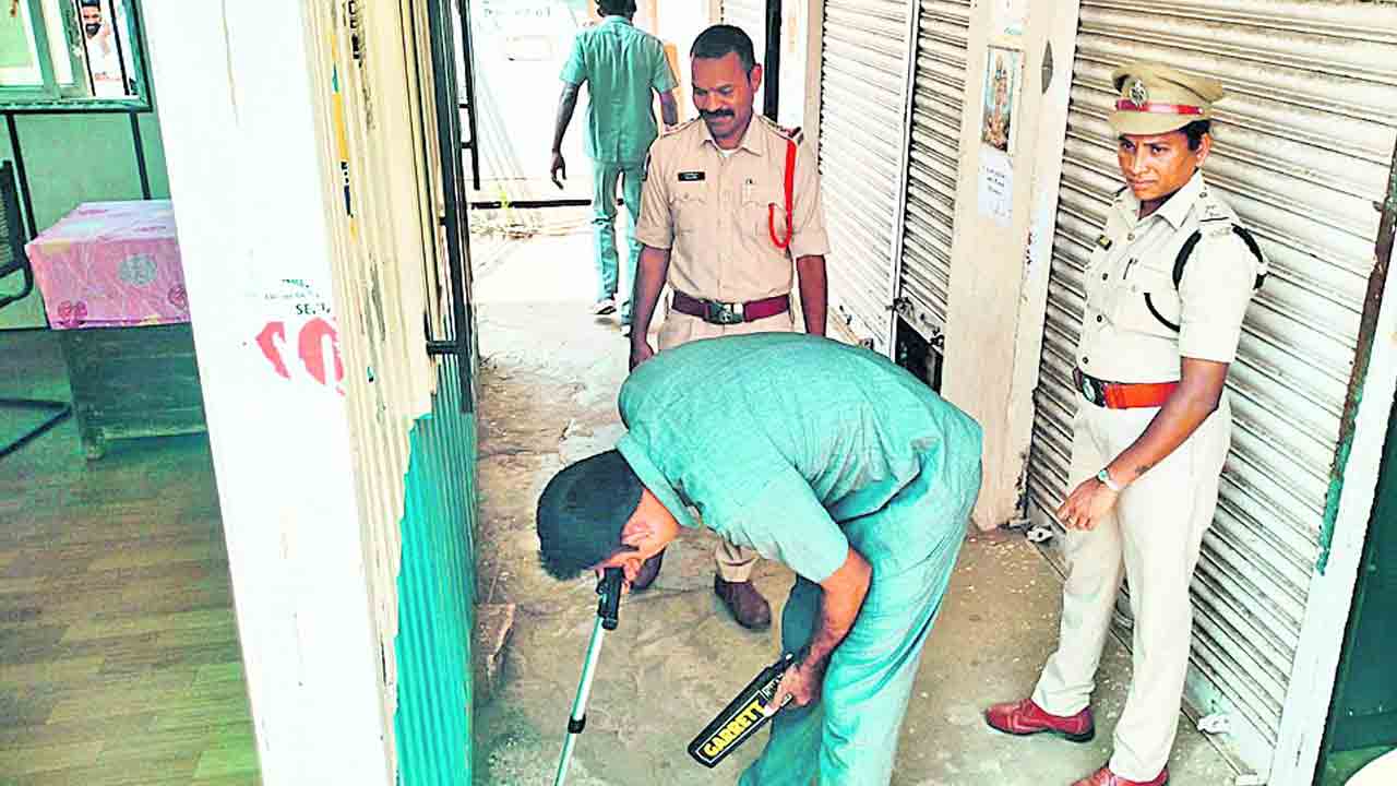 ములుగు కోర్టులో బాంబు కలకలం