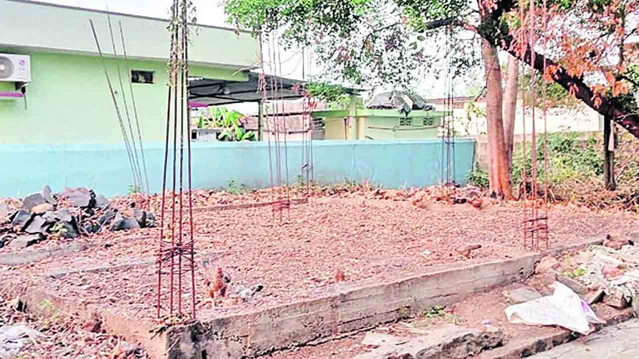 ఇందిరమ్మకు బందనాలు