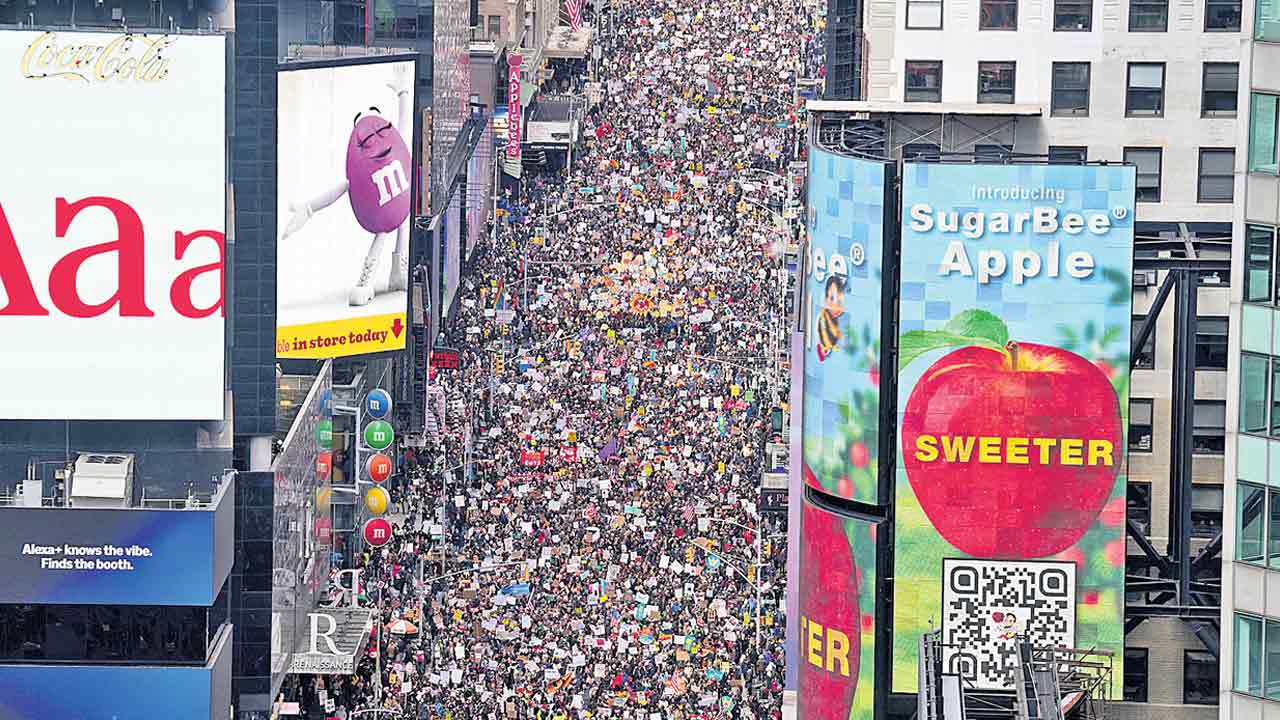 ట్రంప్‌పై జన గర్జన