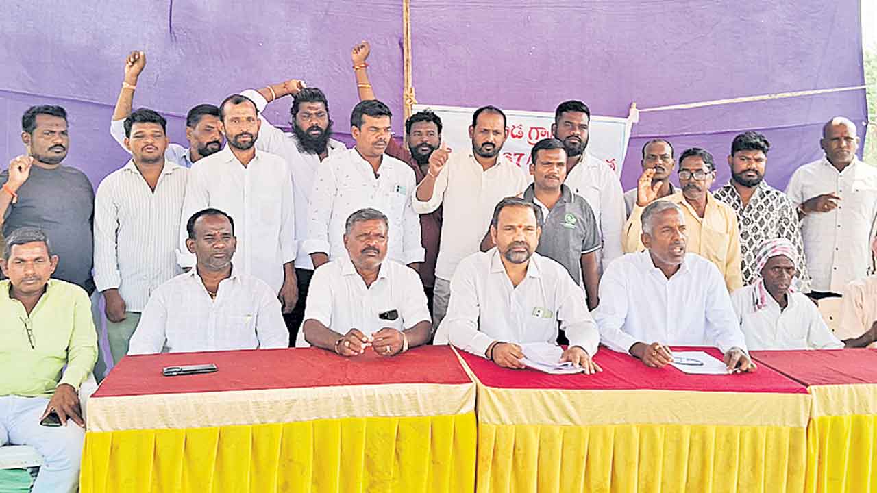 భూమిని తీసుకుంటే.. ఆత్మహత్యే శరణం