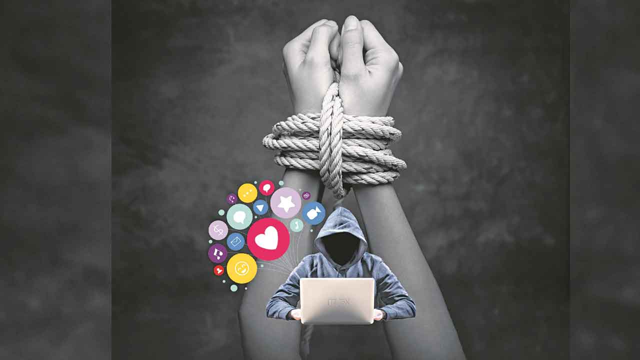 Social Media | ఆమె చుట్టూ.. సైబర్‌ ఉచ్చు!