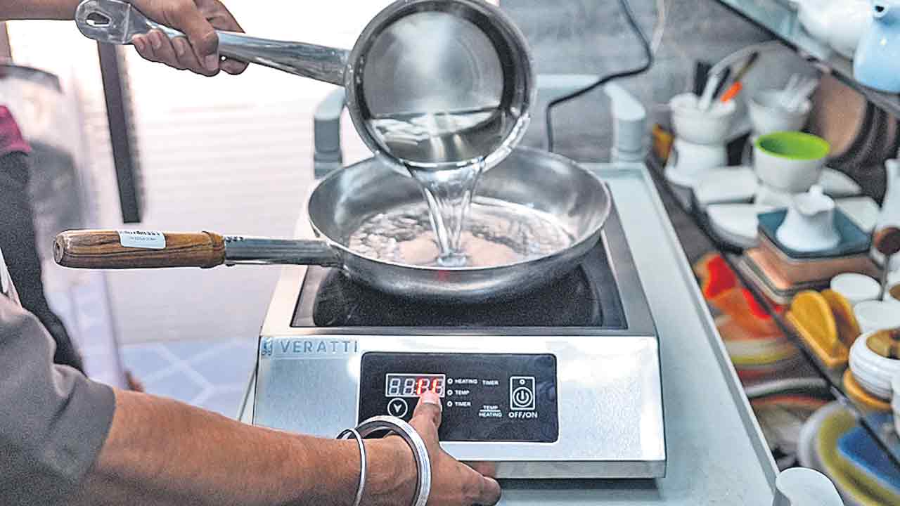 ఇండక్షన్‌ స్టవ్‌లకు భారీ గిరాకీ