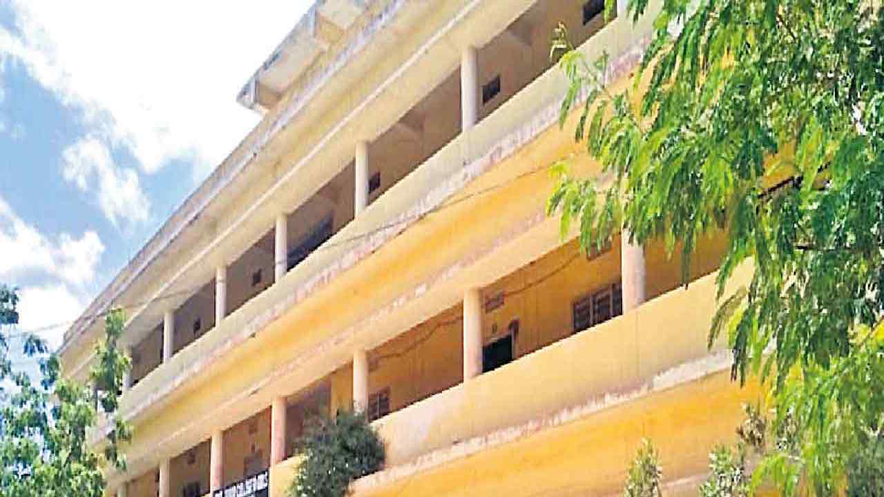 మైనారిటీ గురుకుల డిగ్రీ కాలేజీ ల్లేక డ్రాపౌట్లు