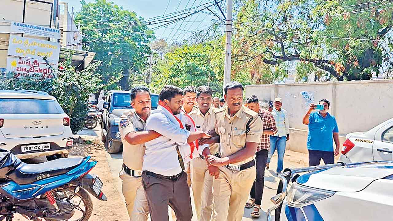 జడ్చర్ల ఎమ్మెల్యే క్యాంప్‌ ఆఫీస్‌ వద్ద ఉద్రిక్తత