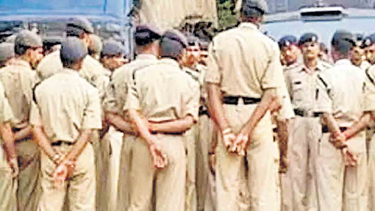 Orderly System | ఐపీఎస్‌ల ఇండ్లలో పదుల సంఖ్యలో హోంగార్డులు.. సెక్యూరిటీ డ్యూటీ బదులు వెట్టిచాకిరి!