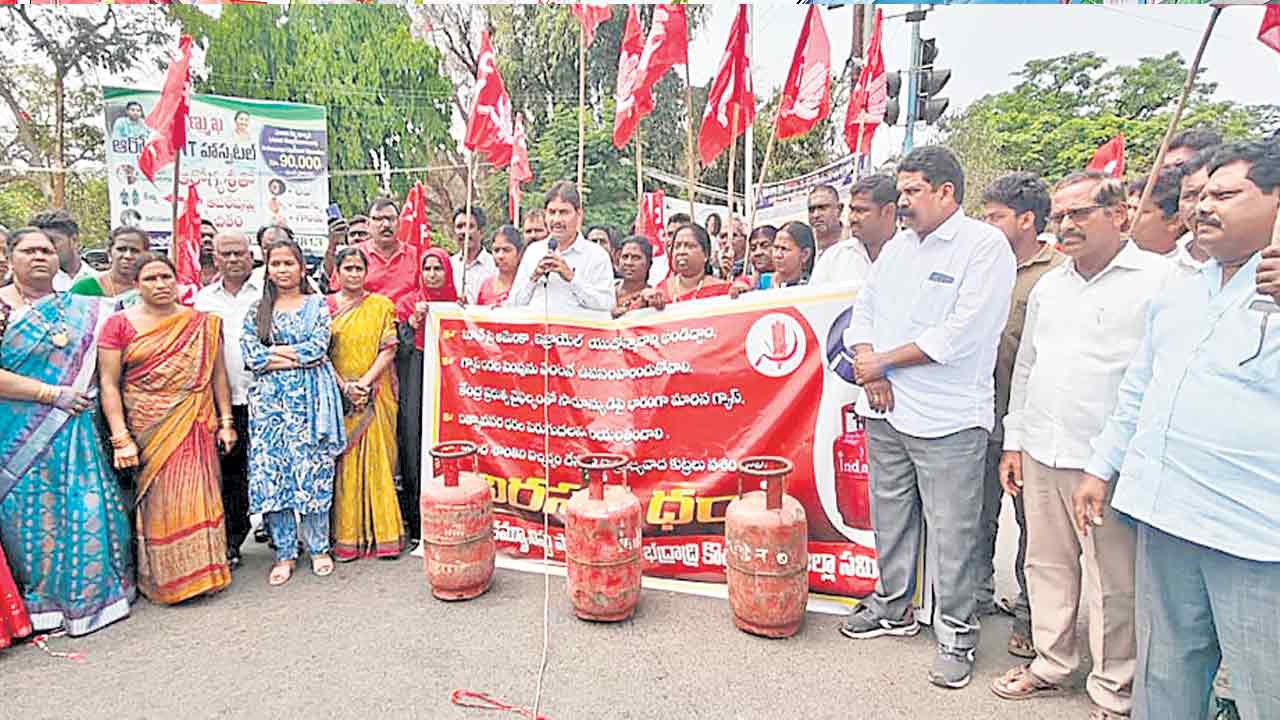 నిత్యావసరాల ధరలను నియంత్రించాలి