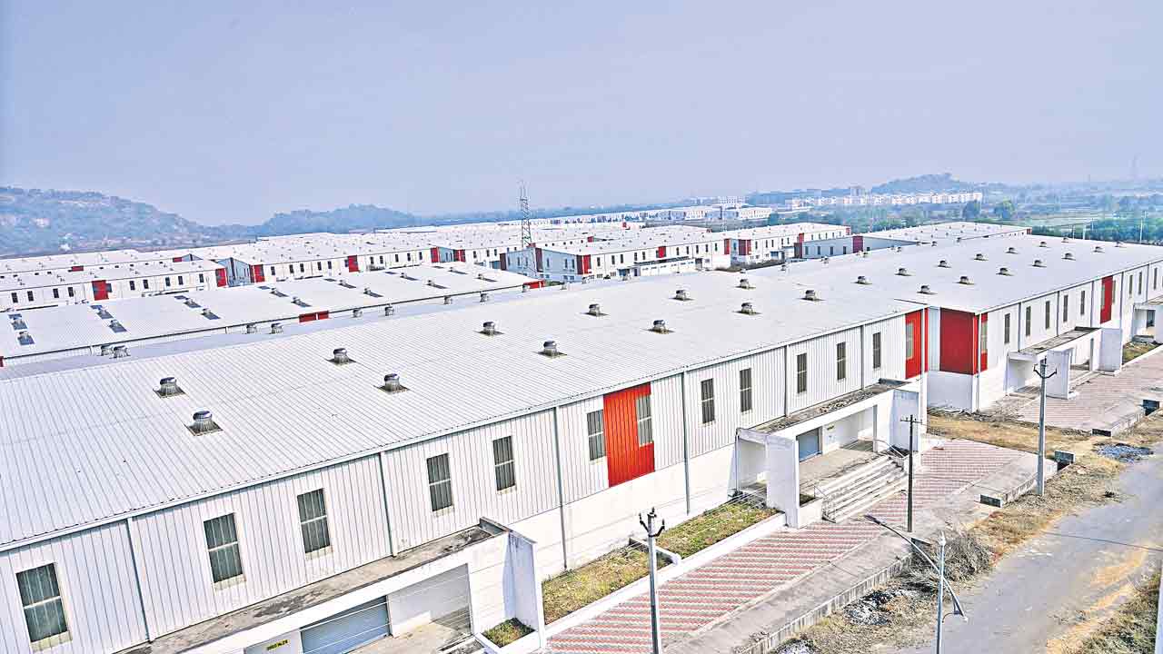 చేనేత పథకాలకు 110 కోట్లు కోత