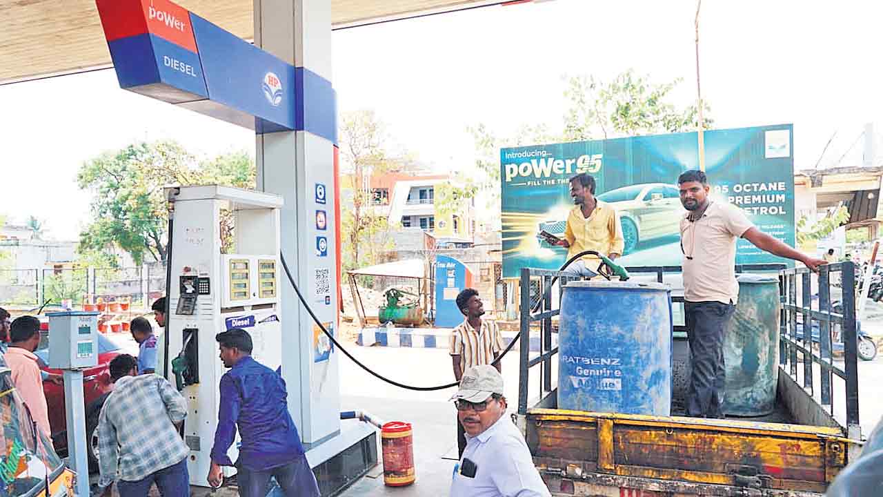 ఇంధనం కోసం బారులు