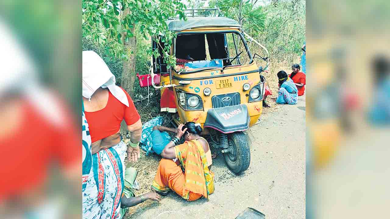 ఆటో బోల్తా.. తల్లి, కుమారుడి మృతి
