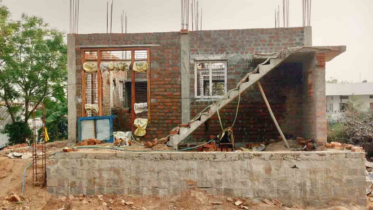 ఇందిరమ్మ ఇండ్లకు ఇసుక కష్టాలు