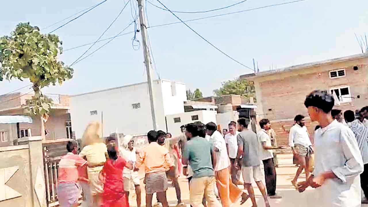 బీఆర్‌ఎస్‌ నేతలపై కాంగ్రెస్‌ దాడి