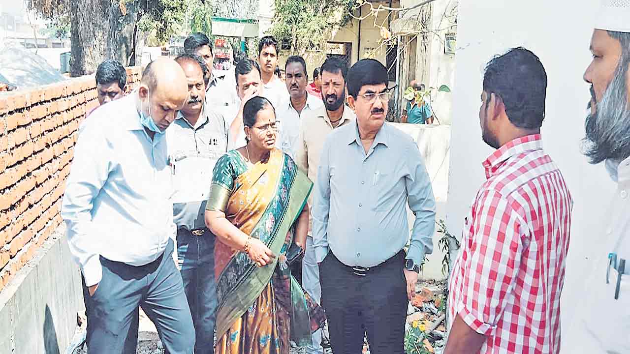 మృతదేహాన్ని కుక్కలు పీక్కుతిన్న ఘటనలో నలుగురిపై సస్పెన్షన్‌ వేటు